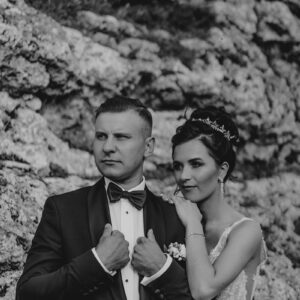 Zdjęcie ślubne, czarno-białe, para młoda na tle skał